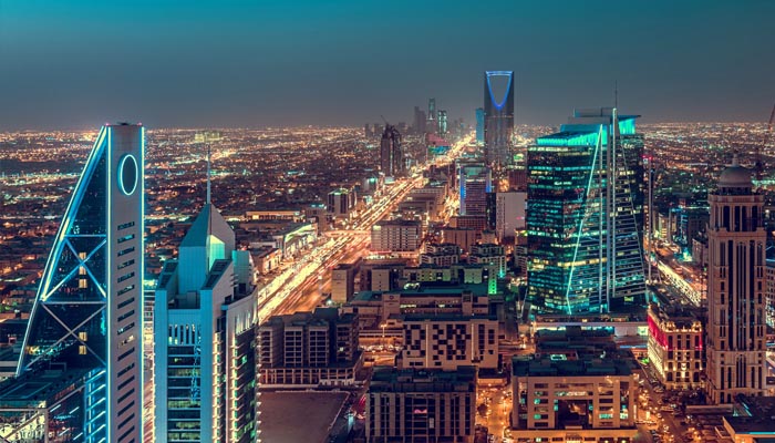 دارالحکومت ریاض کی بلند و بالا عمارتیں اور جگمگاتی شاہراہیں۔