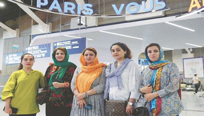 طالبان سے بچ کر 5 افغان خواتین فرانس پہنچ گئیں