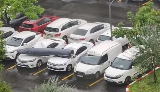 ترکیہ میں لڑاکا طیارے کا فیول ٹینک گاڑیوں پر آگرا