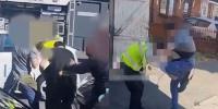 برمنگھم: عوام کا ٹریفک پولیس کے 2 افسران پر تشدد، ویڈیو وائرل