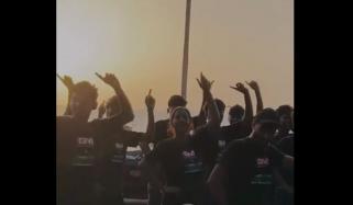 شاہ رخ خان کے گھر کے باہر مداحوں کا فلم ’جوان‘ کے گانے پر ڈانس، ویڈیو وائرل
