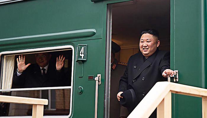 ماسکو پہنچنے کے بعد کم جونگ ان اپنی خصوصی ٹرین سے باہر آرہے ہیں۔
