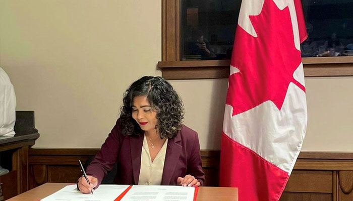 کینیڈا، پہلی پاکستانی نژاد خاتون اقرا خالد نے پارلیمانی سیکرٹری کا حلف اُٹھا لیا