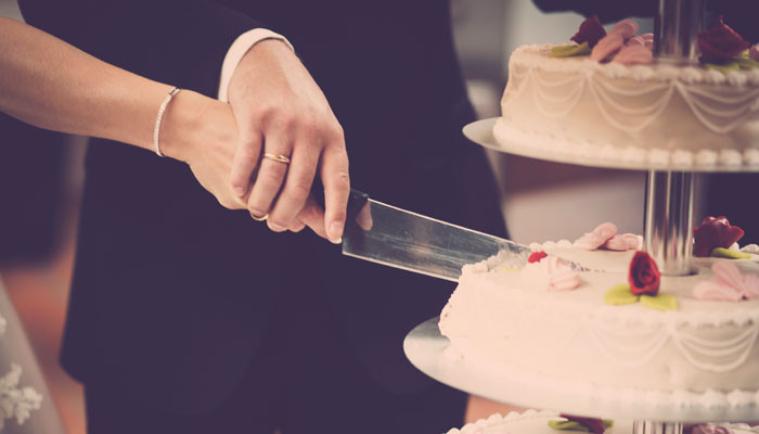 منہ پر کیک لگانا پسند نہیں آیا، دلہن نے طلاق مانگ لی