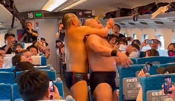 جاپان میں مسافر ٹرین پر ریسلنگ کا میچ 