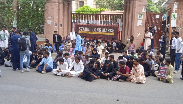 (ذیبل) کے طلباء کا کلفٹن کیمپس میں احتجاج شروع