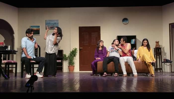 آرٹس کونسل آف پاکستان کراچی میں پاکستان تھیٹر فیسٹیول کے تحت ڈرامے ’ڈنر وِد ڈارلنگ‘ میں اداکار اپنے جلوے بکھیر رہے ہیں—جنگ فوٹو