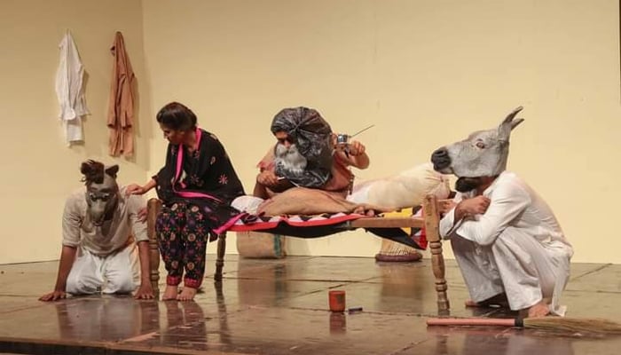 آرٹس کونسل آف پاکستان کراچی میں پاکستان تھیٹر فیسٹیول کے تحت پیش کیے گئے ڈرامے ’گدھا منڈی ‘ کا ایک منظر—جنگ فوٹو