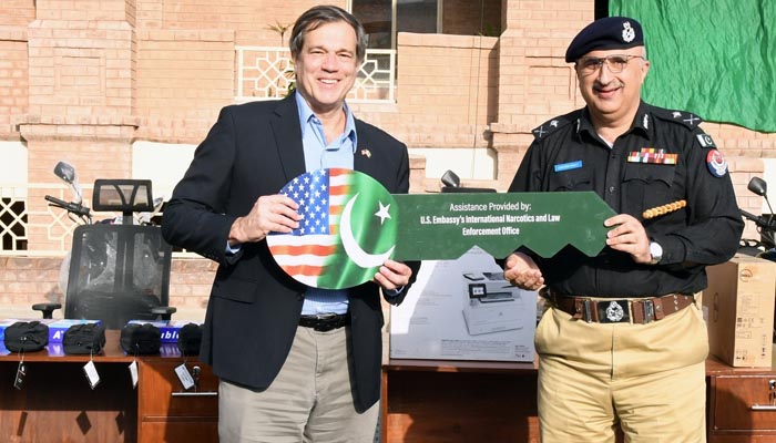 پشاور: امریکا کے ڈپٹی چیف آف مشن نے سیکیورٹی سامان آئی جی پولیس کے حوالے کردیا