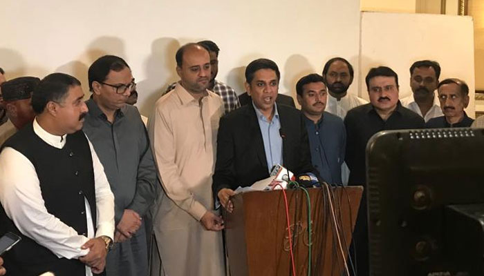 میئر سکھر ارسلان شیخ کی صوبائی میئرز، چیئرمینز اور لوکل کونسلز کے ہمراہ تصویر—جنگ فوٹو