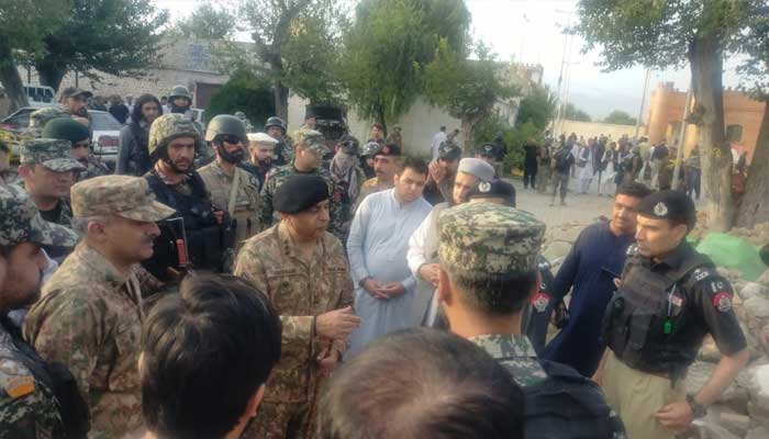 کور کمانڈر پشاور کا دوآبہ خودکش حملے کی جائے وقوعہ کا دورہ