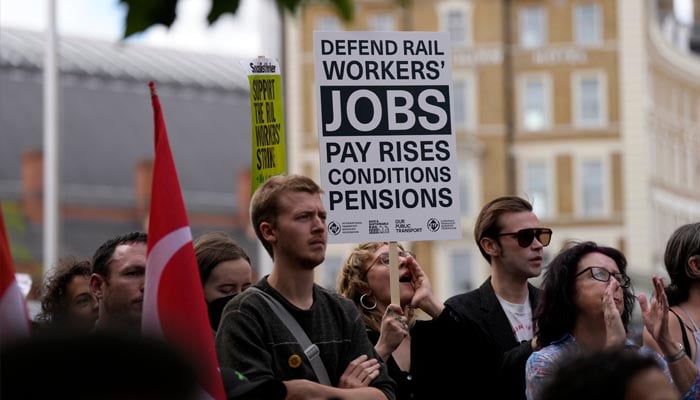 ریلوے ملازمین مطالبات کے حق میں احتجاجی مظاہرہ کر رہے ہیں۔