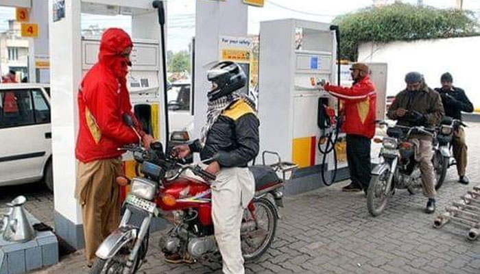 شہریوں نے پیٹرول کی قیمت میں مزید کمی کا مطالبہ کردیا