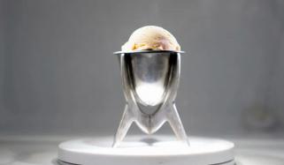  برطانوی  آرٹسٹ نے پلاسٹک کو آئس کریم میں تبدیل کر دیا