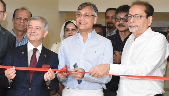 آرٹس کونسل میں ترکیہ کے پہلے سفیر یحیٰی کمال بیاتھ کے پوٹریٹ کی نمائش