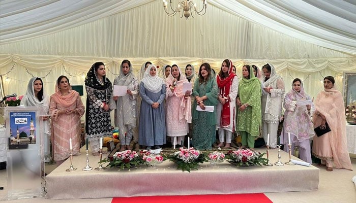 محفل میلاد میں برطانوی نژاد پاکستانی خواتین کی بڑی تعداد نے شرکت کی۔