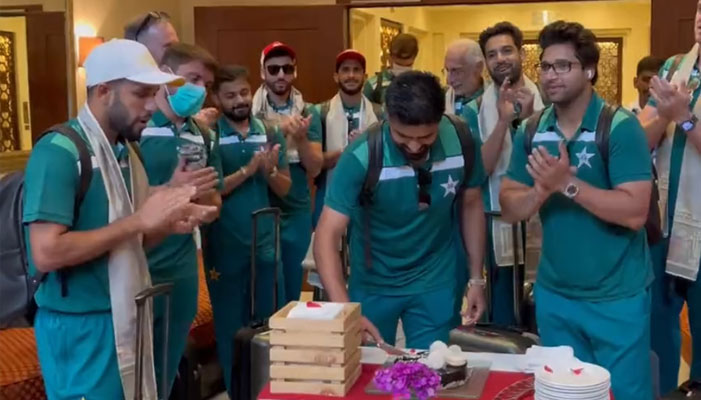 بابر اعظم نے اپنی 29ویں سالگرہ کا کیک ٹیم کے ساتھ کاٹا