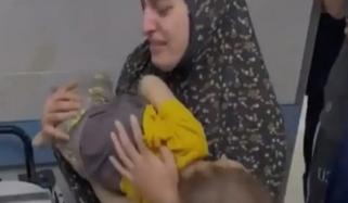 بچے کی لاش کے سرہانے کھڑی فلسطینی ماں کی گود میں موجود بیٹی بھی شہید