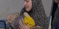 بچے کی لاش کے سرہانے کھڑی فلسطینی ماں کی گود میں موجود بیٹی بھی شہید