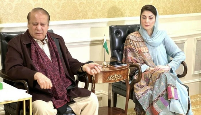 مریم نواز شریف کی اپنے والد میاں محمد نواز شریف کے ہمراہ ایک یادگار تصویر