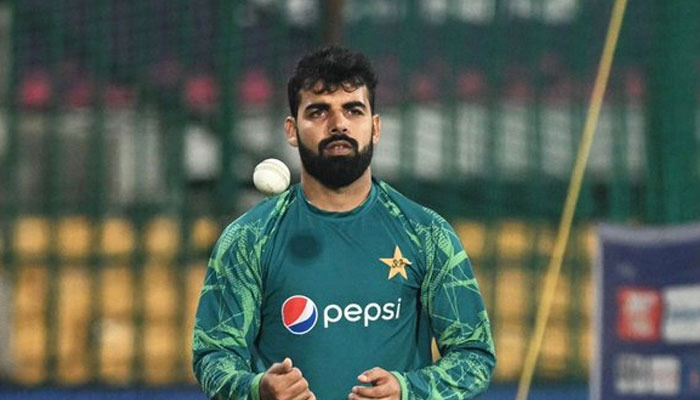 شاداب خان کو افغانستان کے خلاف کھلانے پر اتفاق نہ ہوسکا، ذرائع