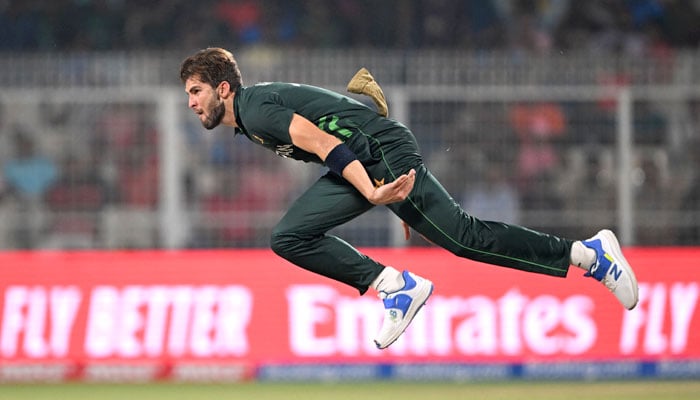 شاہین آفریدی کا بنگلادیش کے خلاف بولنگ کروانے کا منظر - فوٹو: اے ایف پی