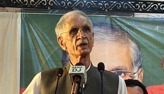 چیئرمین پی ٹی آئی تمام ملکی پارٹیوں اور لیڈروں سے نفرت کرتے تھے، پرویز خٹک