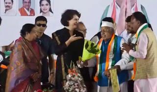 پریانکا گاندھی کے گلدستے کے ’گل‘ گل ہو گئے، ویڈیو وائرل