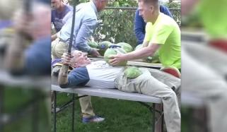 تربوز پیٹ پر رکھ کر تلوار سے کاٹنے کا عالمی ریکارڈ، ویڈیو وائرل