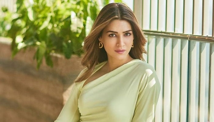 سفارشی اسٹار کڈز کے ساتھ باصلاحیت اداکاروں کو بھی موقع ملنا چاہیے، کیرتی سینن