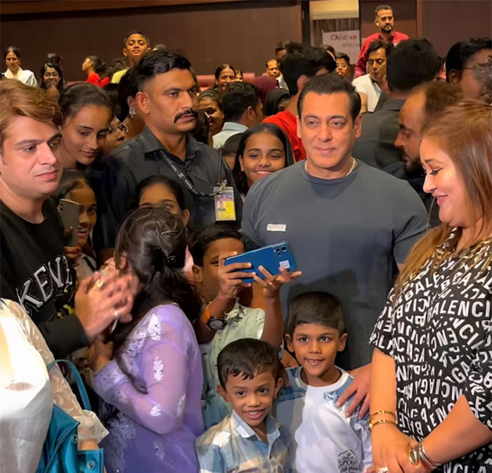 ’ٹائیگر 3‘ کی خصوصی اسکریننگ، سلمان خان بچوں کیساتھ گھل مل گئے