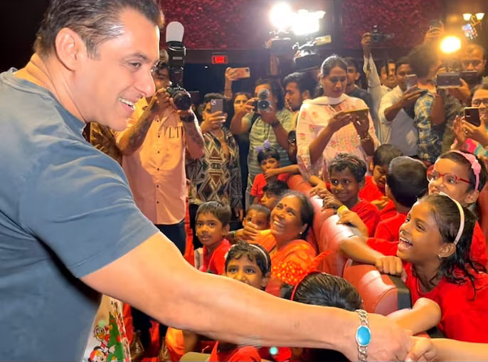 ’ٹائیگر 3‘ کی خصوصی اسکریننگ، سلمان خان بچوں کیساتھ گھل مل گئے