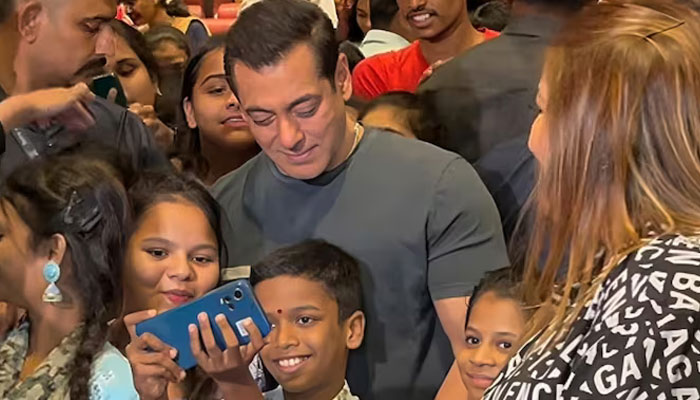 ’ٹائیگر 3‘ کی خصوصی اسکریننگ، سلمان خان بچوں کیساتھ گھل مل گئے