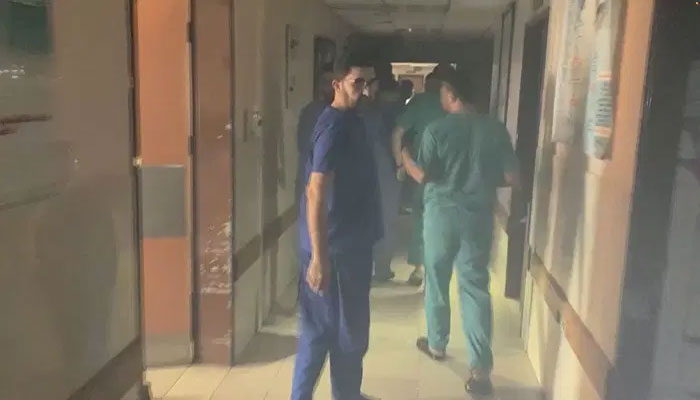 اسرائیلی فوج کے اسپتال کے اندر آپریشن اور وحشیانہ کارروائی کے دوران وارڈز میں دھواں بھرا ہوا ہے۔ (فوٹو سوشل میڈیا)۔