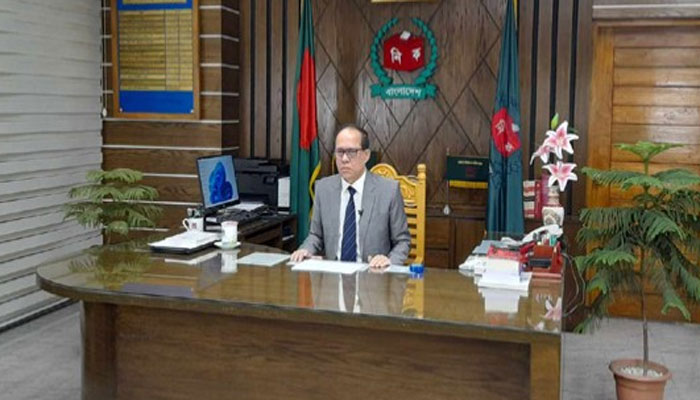 بنگلہ دیش کے چیف الیکشن کمشنر قاضی حبیب اللہ ٹیلی ویژن پر الیکشن کے انعقاد کا اعلان کر رہے ہیں۔ (تصویر بشکریہ سوشل میڈیا)۔