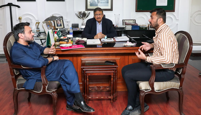 وہاب ریاض کی پی سی بی چیئرمین ذکاء اشرف سے ملاقات کے دوران کی تصویر، بشکریہ پی سی بی ٹوئٹر