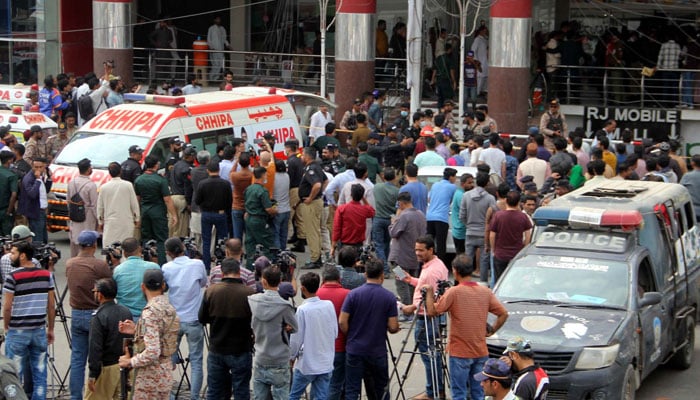 کراچی میں راشد منہاس روڈ پر شاپنگ مال میں آتشزدگی سے 11 افراد جاں بحق اور 6 زخمی ہوگئے۔