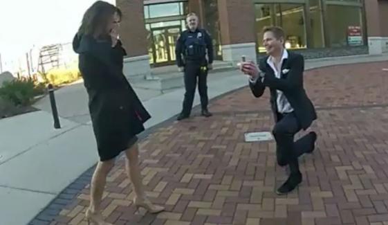 امریکی پولیس محبت کرنے والوں کو ملانے لگی، ویڈیو وائرل