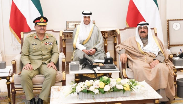 آرمی چیف جنرل عاصم منیر اور کویتی ولی عہد شیخ مشعل الاحمد الجابر الصباح کی ملاقات کا ایک منظر۔(تصویر بشکریہ سوشل میڈیا)۔