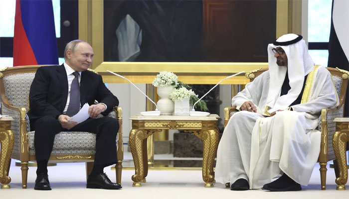 ابوظبی میں روسی صدر پیوٹن اماراتی صدر شیخ محمد بن زاید النیہان سے ملاقات کر رہے ہیں۔(بشکریہ سوشل میڈیا)۔