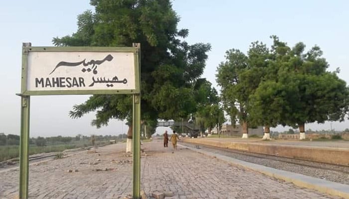 گھوٹكی: ٹرک پھاٹک توڑتا ہوا ٹرین سے ٹکرا گیا، ڈرائیور جاں بحق