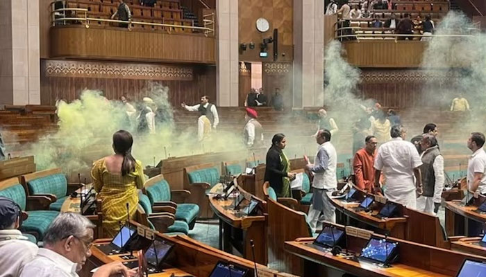 بھارتی لو سبھا میں افراتفری کا ایک منظر۔