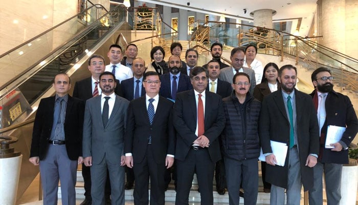 نگران وزیر تجارت گوہر اعجاز کا پاکستانی کاروباری وفد کے ہمراہ دورۂ چین کے دوران لیا گیا گروپ فوٹو