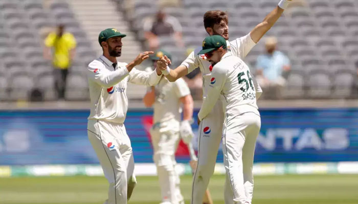 پرتھ ٹیسٹ: پاکستانی ٹیم پر جرمانہ، 2 پوائنٹس بھی کٹ گئے