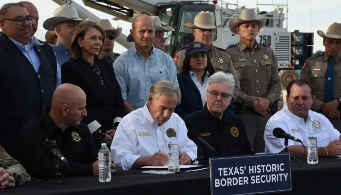 ریاست ٹیکساس کے گورنر ایبٹ متنازع بل پر دستخط کرتے ہوئے—تصویر بشکریہ غیر ملکی میڈیا
