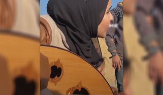 غزہ: فلسطینی لڑکی کی موسیقی کے ذریعےخوفزدہ بچوں کا دھیان بٹاتے ویڈیو وائرل 