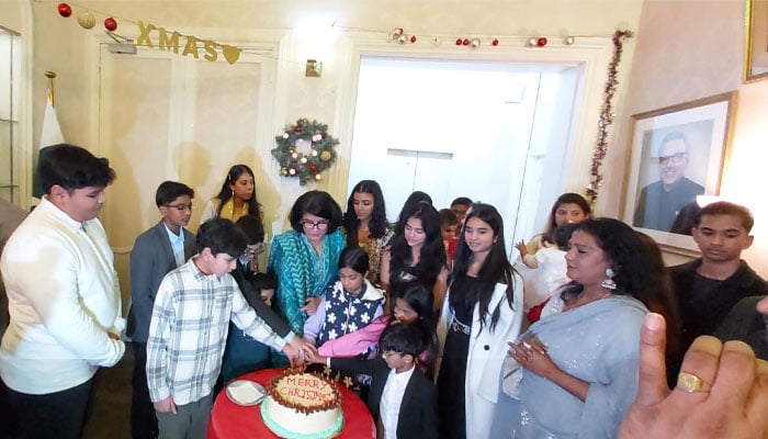سفیر پاکستان نے تقریب میں شریک بچوں کے ساتھ ملکر کرسمس کا کیک بھی کاٹا۔