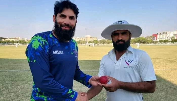 عارف یعقوب سابق کپتان مصباح الحق کے ساتھ موجود - فوٹو: سوشل میڈیا