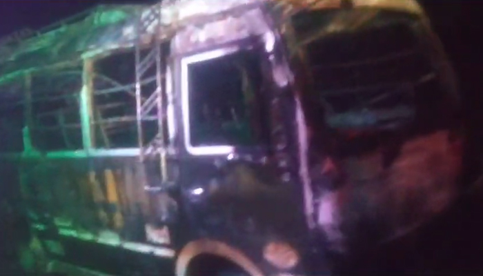 شاہ نورانی سے کراچی آنے والی زائرین کی بس میں آتشزدگی، 17 سالہ لڑکی جاں بحق