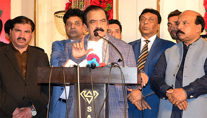 رانا ثناء کی گاڑی حادثے کا شکار ہوگئی، گاڑی میں فیملی بھی سوار تھی